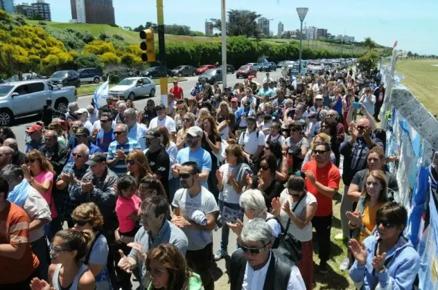 Una multitud marchó en homenaje a los 44 tripulantes del ARA San Juan en Mar del Plata