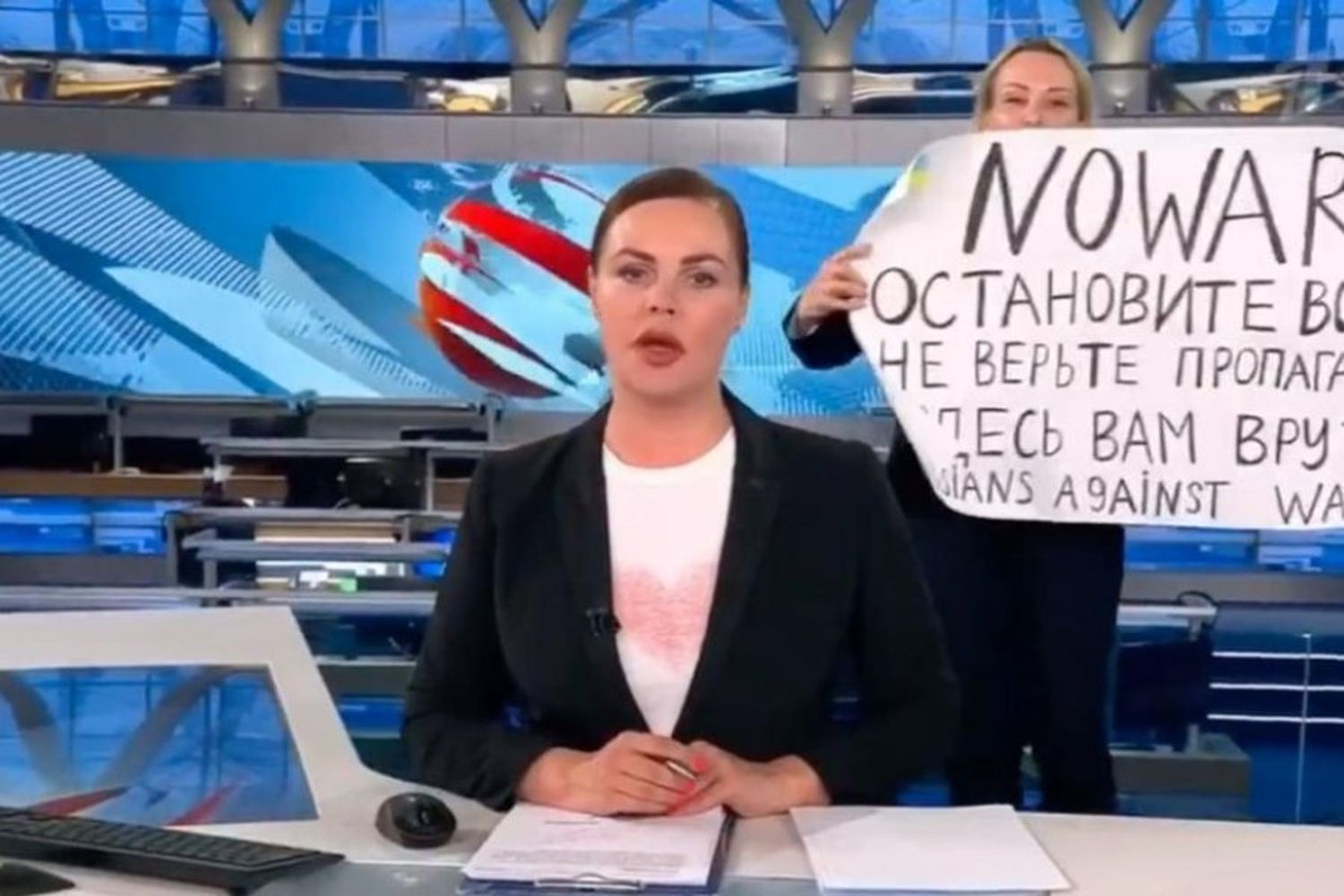 La periodista rusa que protestó contra Putin escapó de la prisión domiciliaria y huyó del país