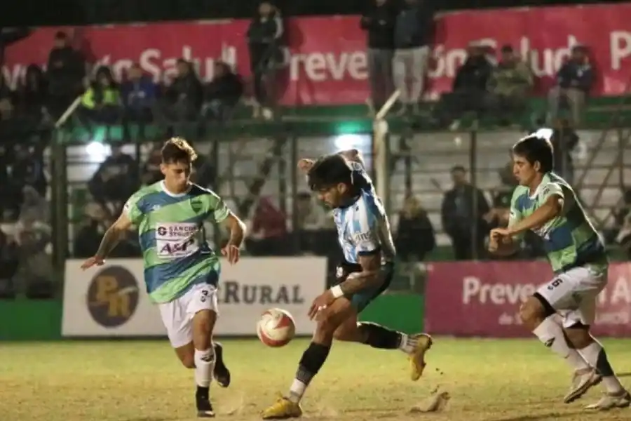 Unión de Sunchales logró un empate vital ante Racing de Córdoba y se aseguró un año más en el Federal A