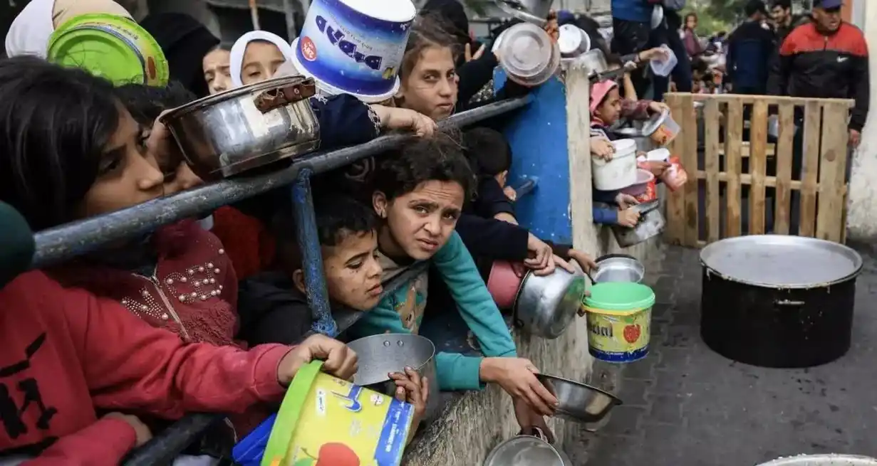 Parte del drama que viven los niños palestinos en la Franja de Gaza, la espera por los alimentos. Además de estar expuestos a los bombardeos sistemáticos de las fuerzas militares israelíes.