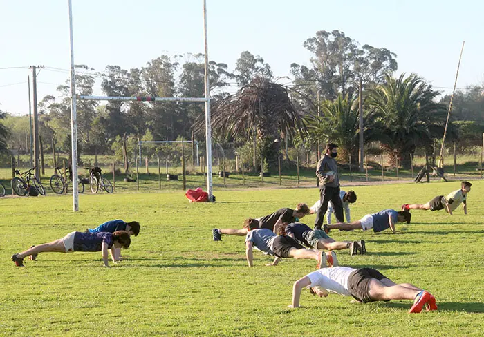 El rugby está en la cancha pero sigue a la espera de la pelota