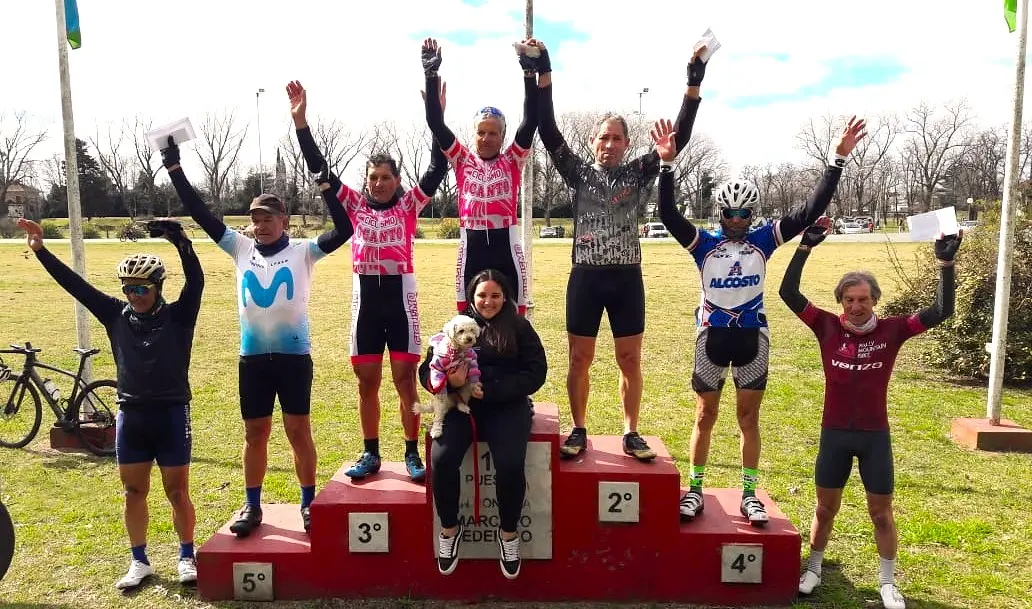 Roberto Bozzolo en el segundo lugar del podio