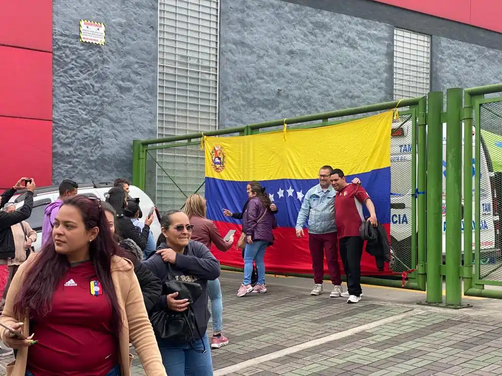¡LLENOS DE ESPERANZA Y ALEGRÍA! Así salieron a votar venezolanos en Bogotá (+VIDEOS)