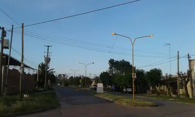 ¿Crisis energética? Vecinos señalan que las luces "nunca se apagan"