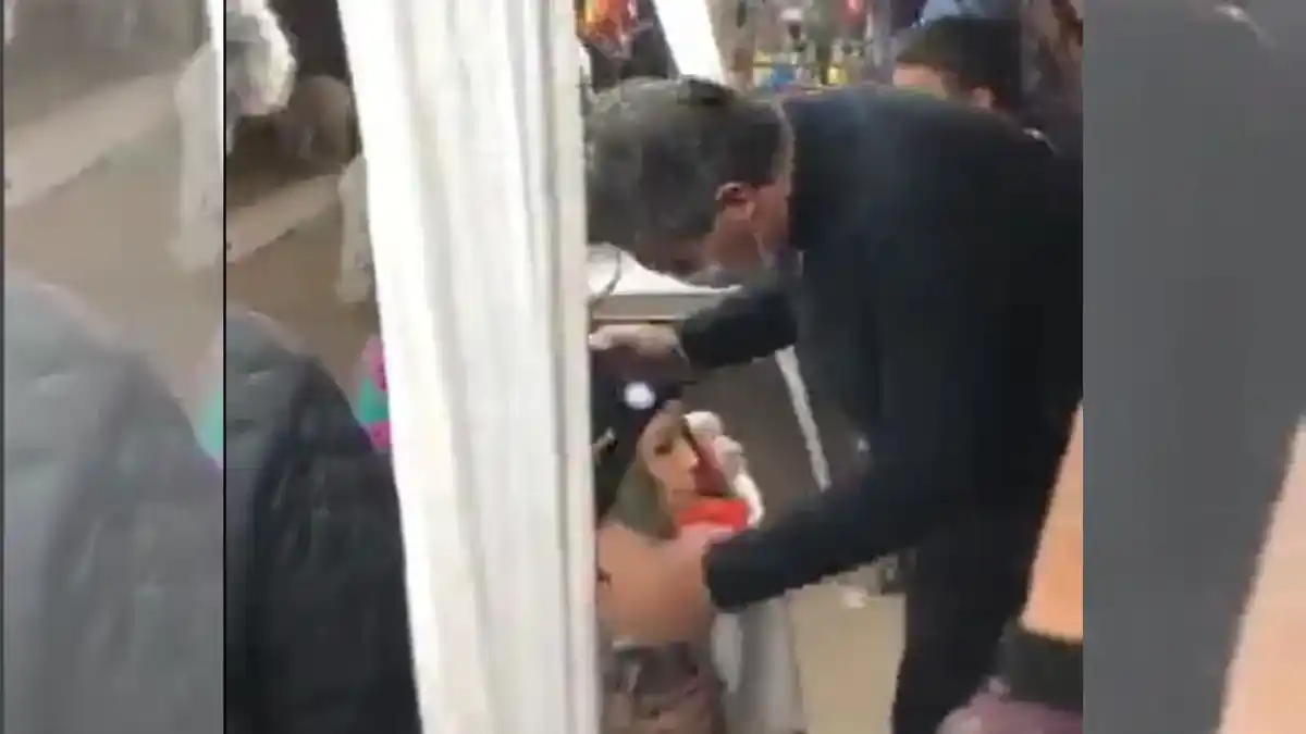 Tremendo: Jorge Capitanich saludaba a vecinos en una feria, confundió un maniquí con una persona y lo besó