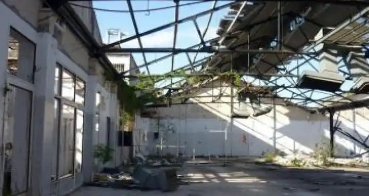 Peligroso derrumbe en el ex supermercado San Cayetano