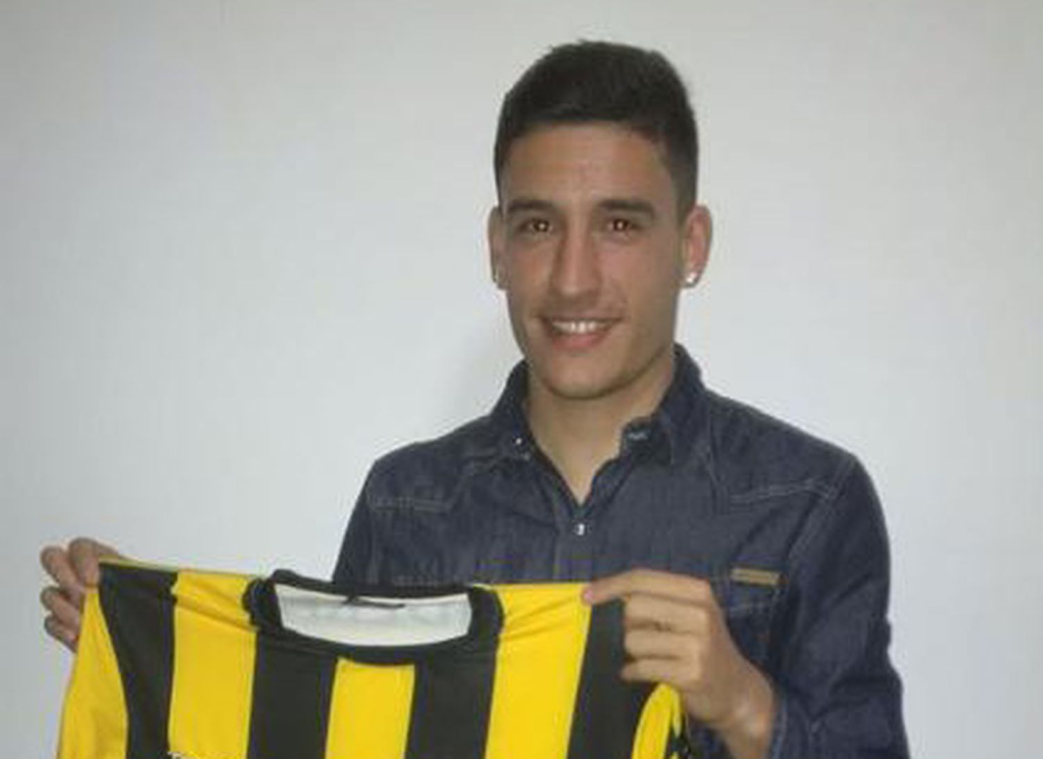 Facundo Callejo firmó  y posó con la aurinegra