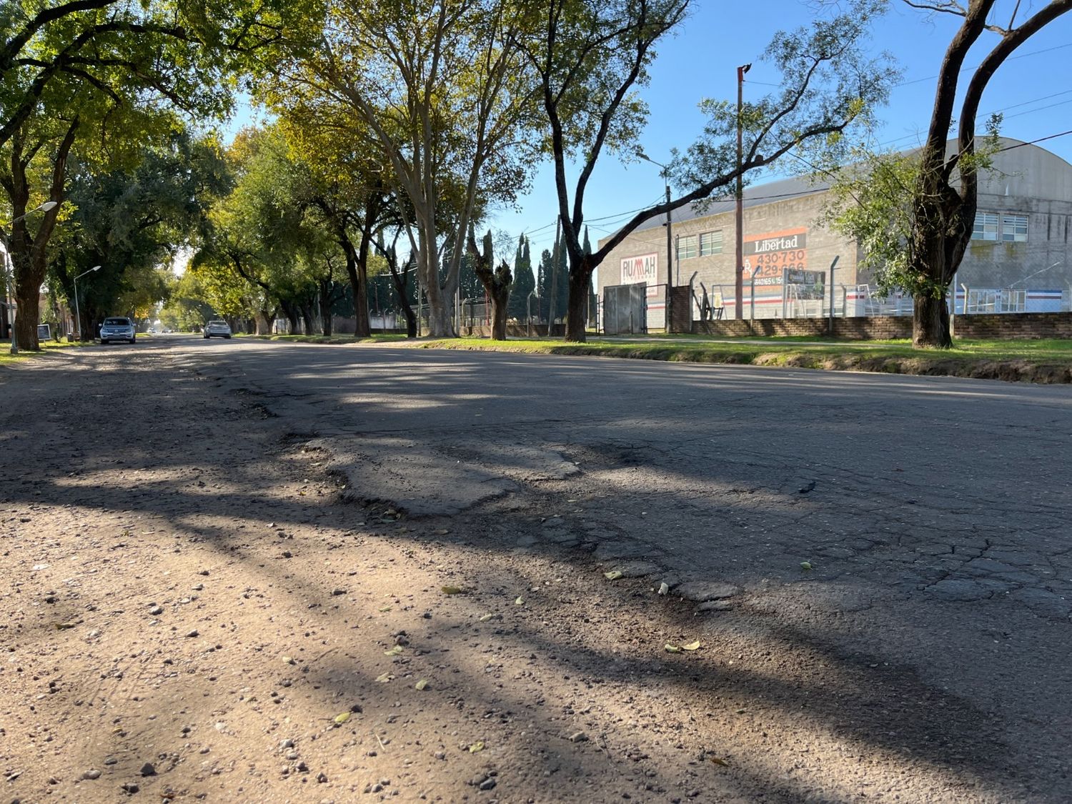 Uno de los tramos más deteriorados de la transitada avenida Jorge Newbery.