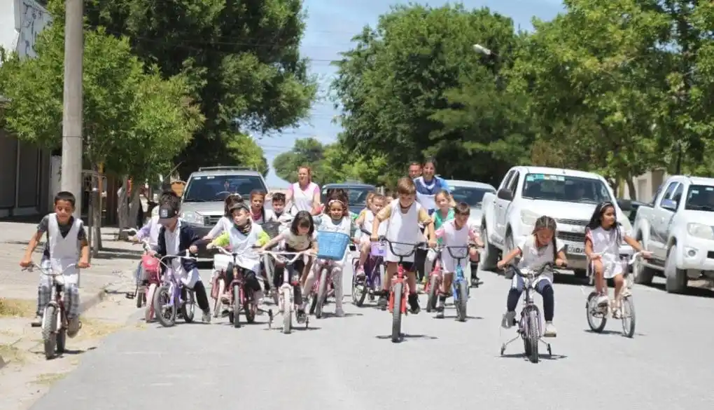 Alumnos de la Escuela 11 salieron a recorrer Claromecó en bicicleta