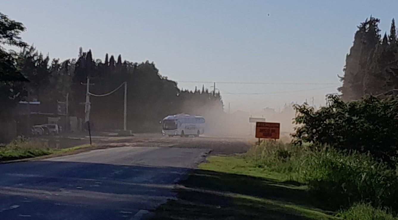 Llegando a Río Tala la calzada está en reparación y requiere precaución para circular.