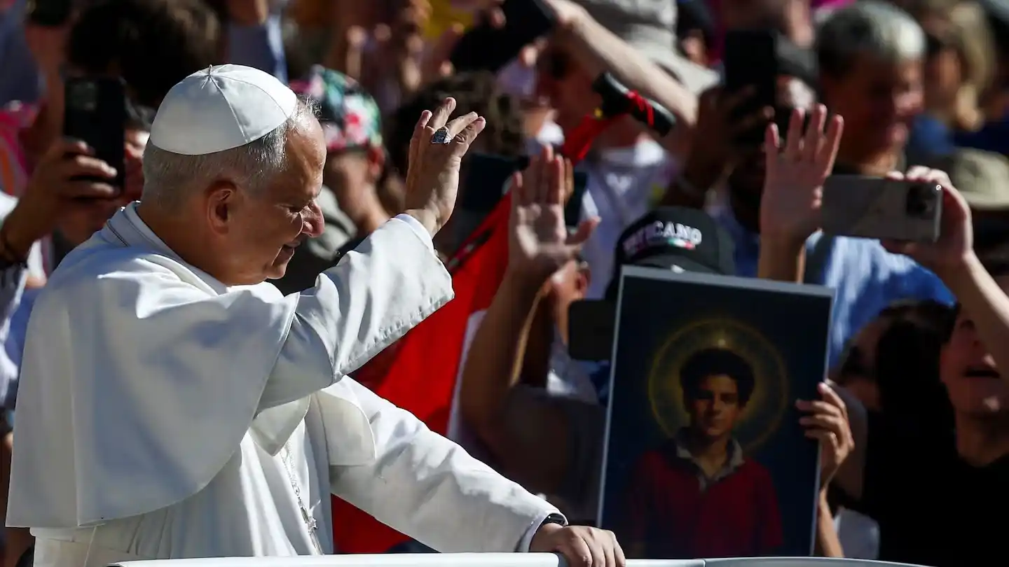 El papa León XIV durante la misa de canonización de Carlo Acutis