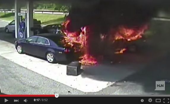 Video: No sólo se salvó de la explosión, sino que rescató a quien la causó