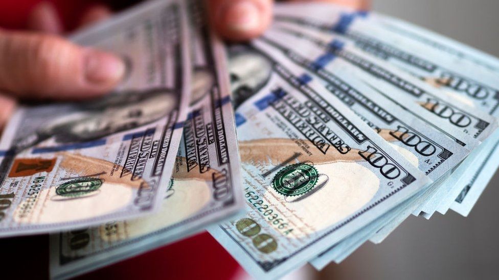 El blue aumentó $5 (0,37%) respecto al cierre del miércoles, jornada que fue especialmente volátil por la suspensión de los aranceles de Donald Trump y su efecto durante el mediodía y la tarde en los mercados. REUTERS/Beawiharta