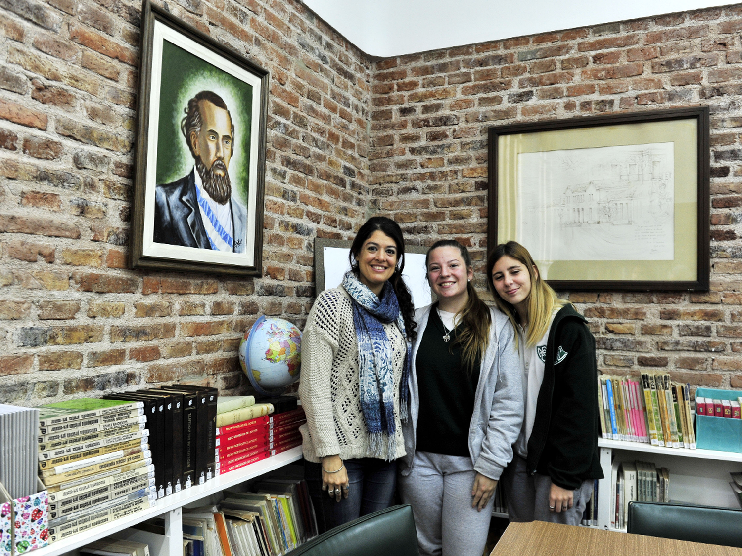 Alumnas de la Escuela Normal ganaron concurso literario con cuento de Fleming y la penicilina