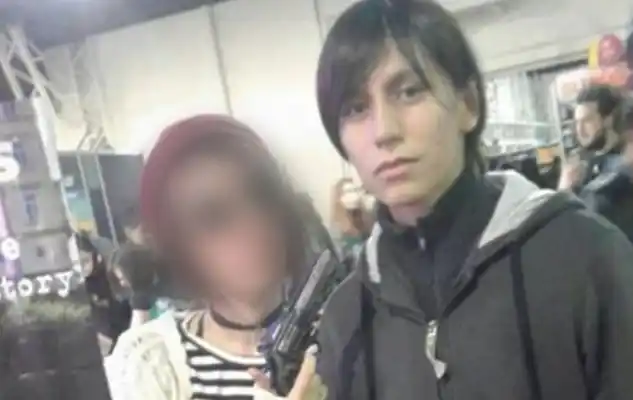 Qué reveló la autopsia al cuerpo del joven que apareció muerto en una plaza