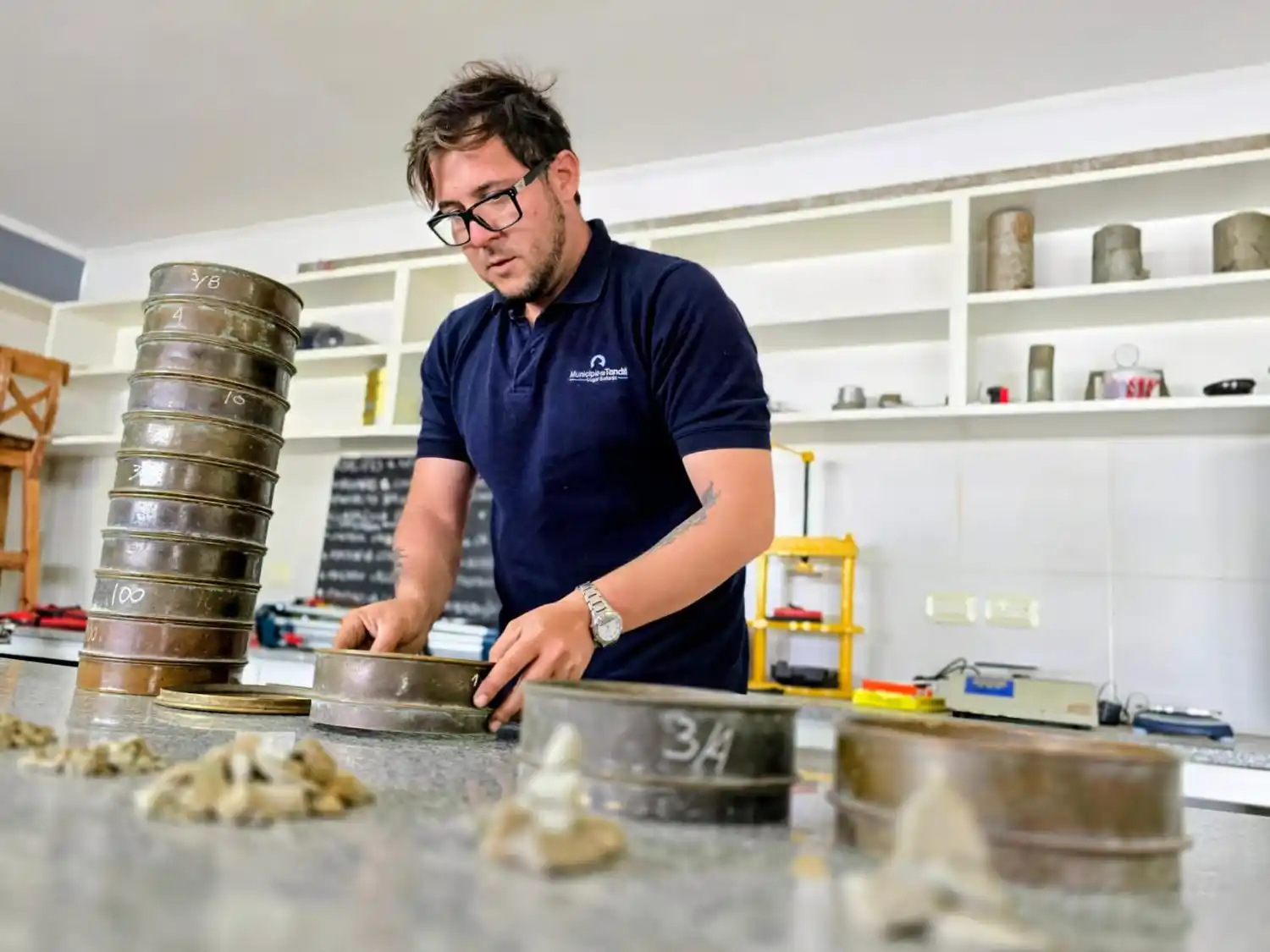 Las muestras de hormigon se trasladan laboratorio de la Dirección de Vialidad, donde se les aplican distintas pruebas de fuerza y resistencia.