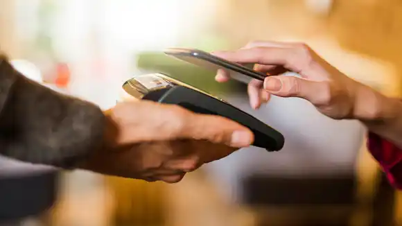 ¿Se puede robar dinero con solo acercar un celular? El video viral que reavivó la polémica sobre los pagos sin contacto