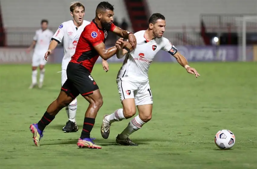 Por el debut de Copa Sudamericana, Newells no lució pero rescató un punto fuera de casa ante Goianiense