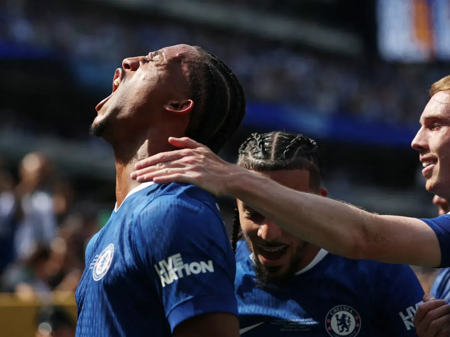 Joao Pedro celebrando uno de los tantos que le dio el tituo a Chelsea