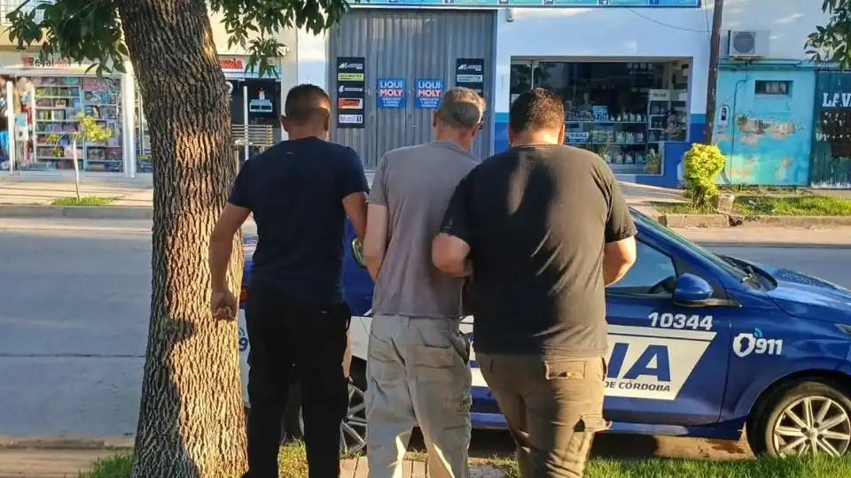 El detenido era trasladado a sede policial.