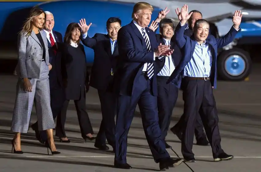 Trump recibió a los prisioneros liberados por Kim Jong-un