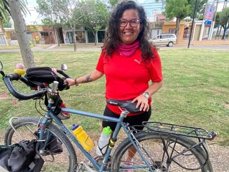 Pao Renderos sigue cumpliendo su sueño de conocer el mundo a su propio ritmo. Foto: Radio Rafaela