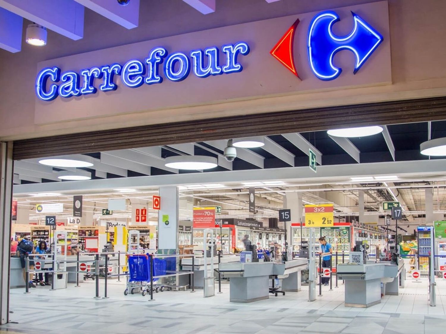 De Narváez pisa fuerte y está cerca de comprar Carrefour en Argentina