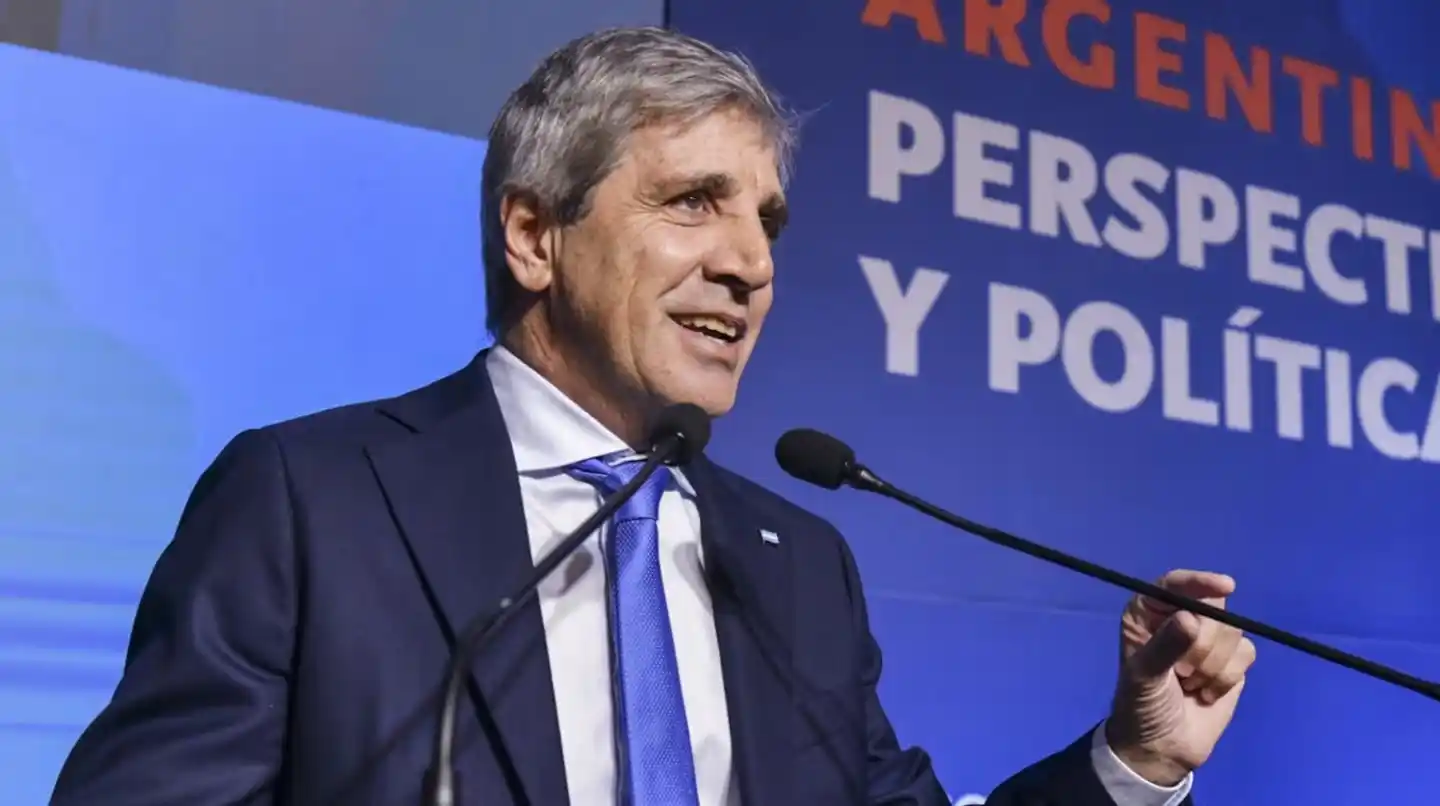 Durante su exposición, Caputo sostuvo que el próximo será “un año electoral atípico”, en el que “la economía se va a llevar puesta a la política”.