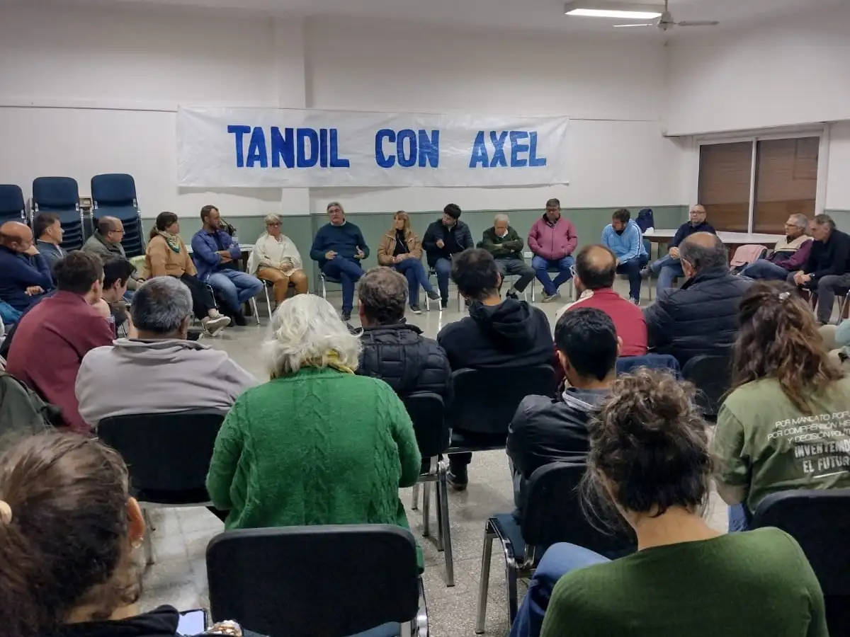 El ministro fue recibido por integrantes del Movimiento Derecho al Futuro.