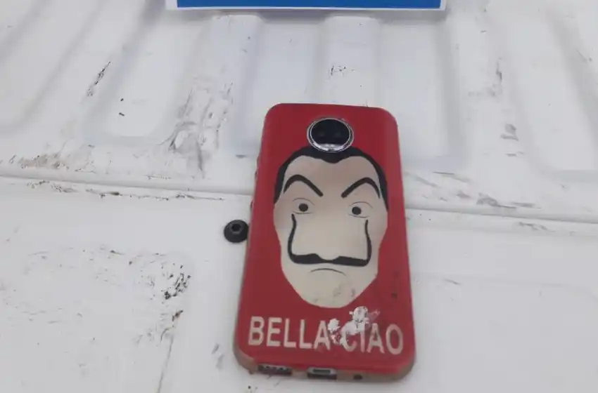 Lo golpearon para robarle las zapatillas y un celular