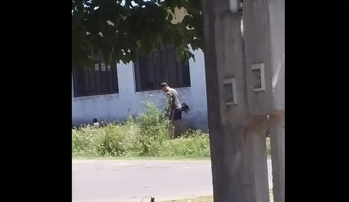 Escuela 11: Hubo reclamos por el pasto alto y Lucas fue a cortarlo