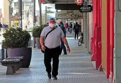 Analizan la posibilidad de multar a quien circule sin barbijo