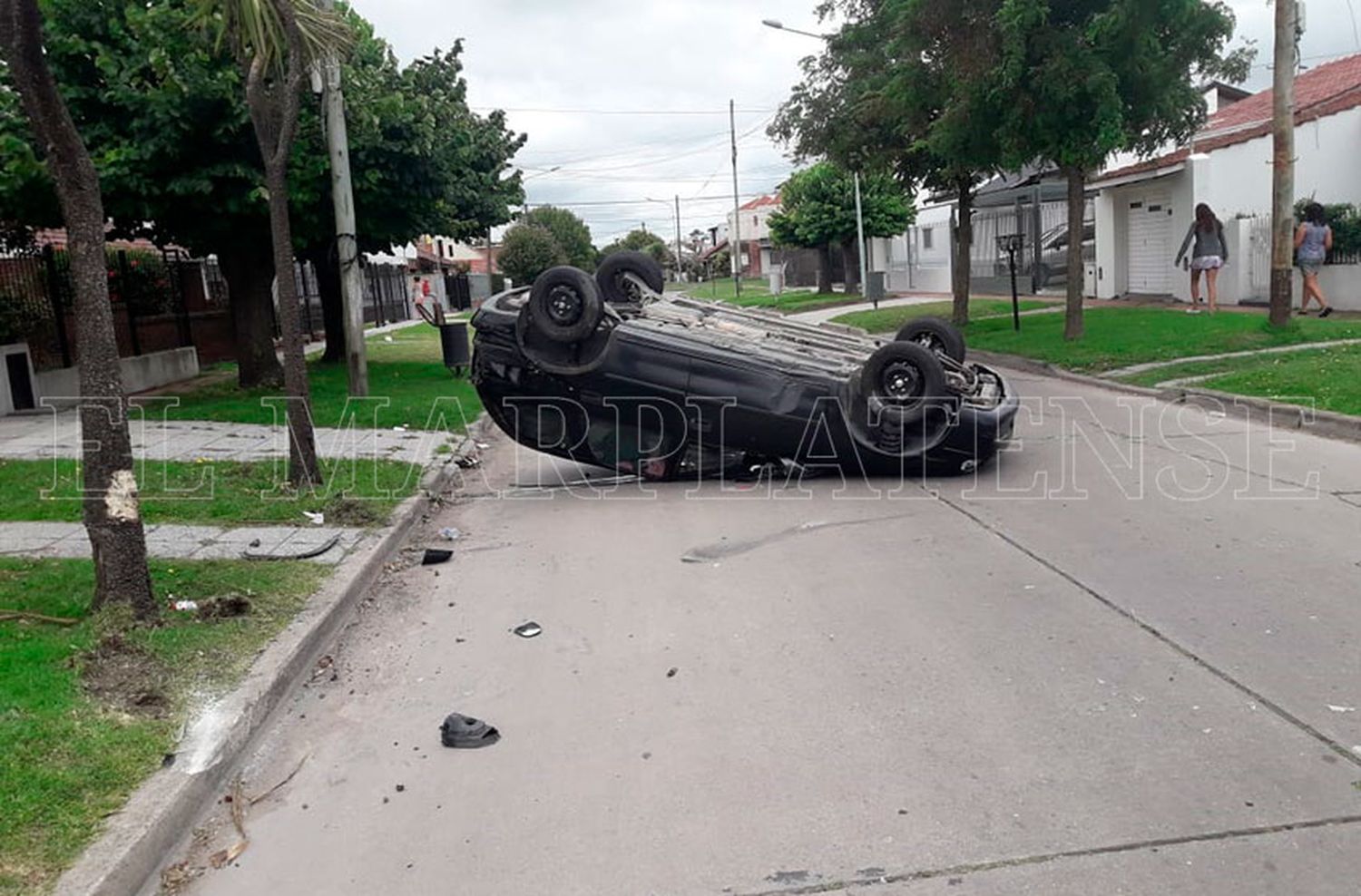 Se salvó de milagro: lo chocaron, volcó y dio contra un árbol