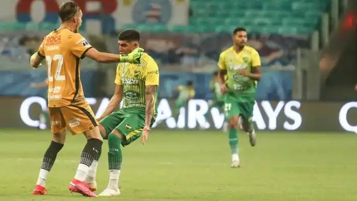 El alocado partido influenciado por el VAR que animaron Defensa y Justicia y Bahía