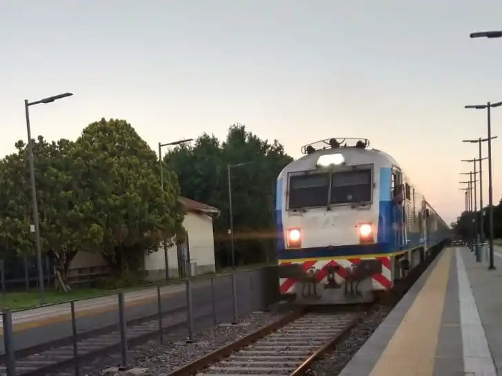 El tren hacia Rosario partió desde Colegiales y pasará por San Pedro esta noche, a las 23.46.