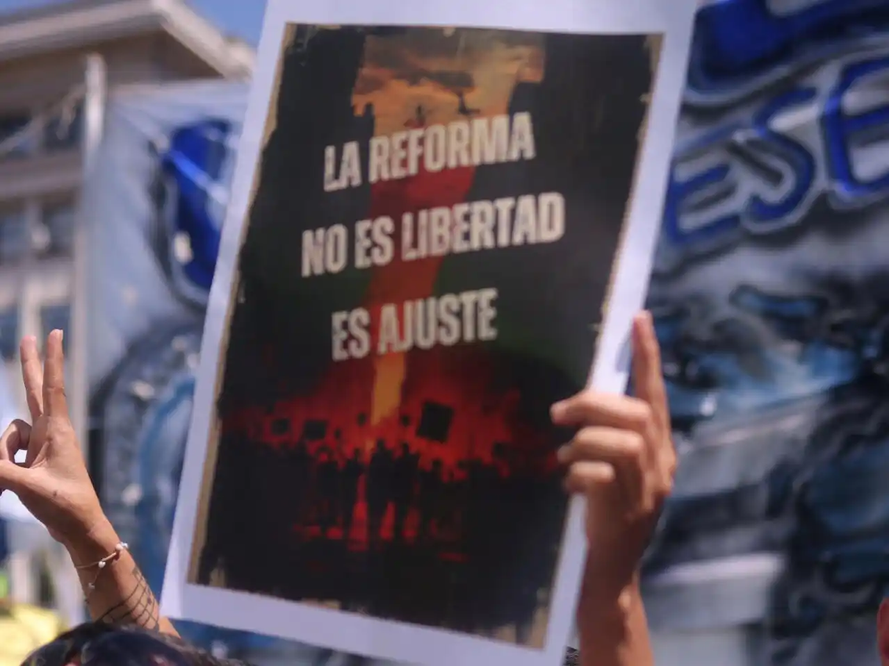 Protestas contra la reforma laboral mientras el Senado sesiona.