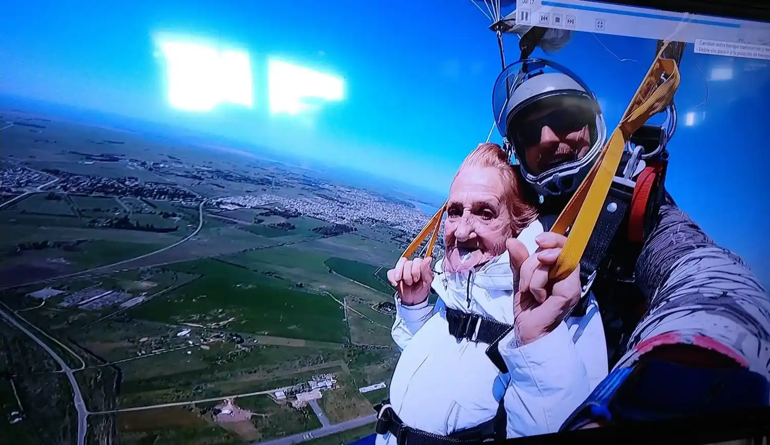 FOTO CHIQUI ARROQUI 8

El momento en que "Chiqui" Arroqui saltó del avión para su "bautismo" en paracaídas.

FOTO CHIQUI ARROQUI 3

Junto a sus tres hijas, nietos, yernos y amigos, en Chascomús. 

FOTO CHIQUI ARROQUI 2

Junto al instructor, disfrutando el descenso a tierra.