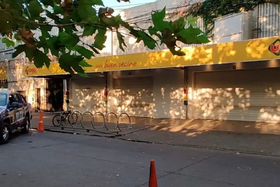 El supermercado de la famila Rocuzzo. Una moto, en el que había dos personas a bordo, pasó por el frente del local y disparó 14 veces