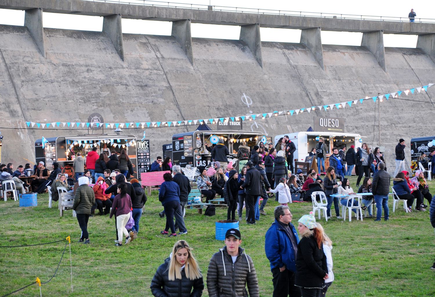 A pesar del frío, el paseo gastronómico en el murallón del Dique tuvo gran convocatoria turística y local