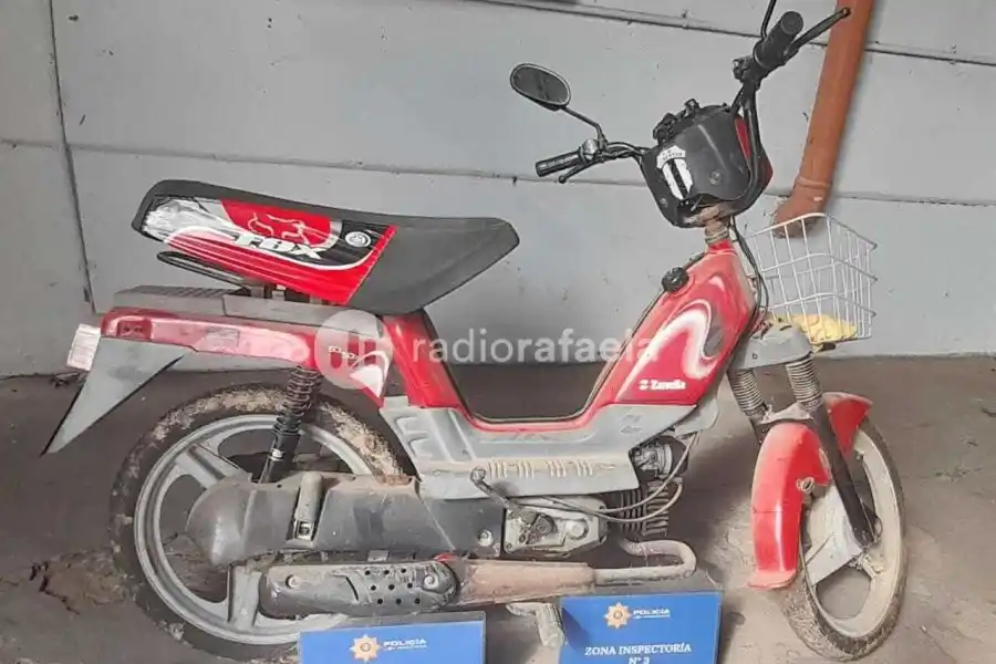 Robaron una moto y cuando le preguntaron dijeron que se la habían regalado