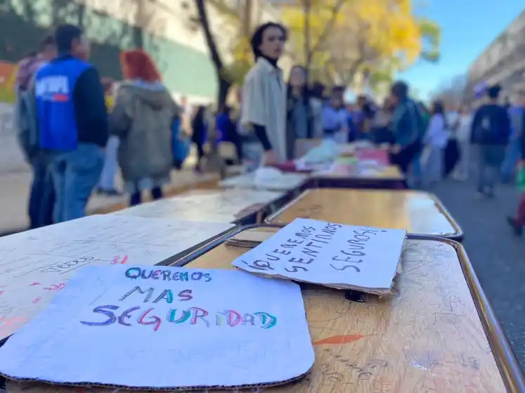 Se realizó un abrazo solidario a la escuela Gurruchaga, tras el millonario robo