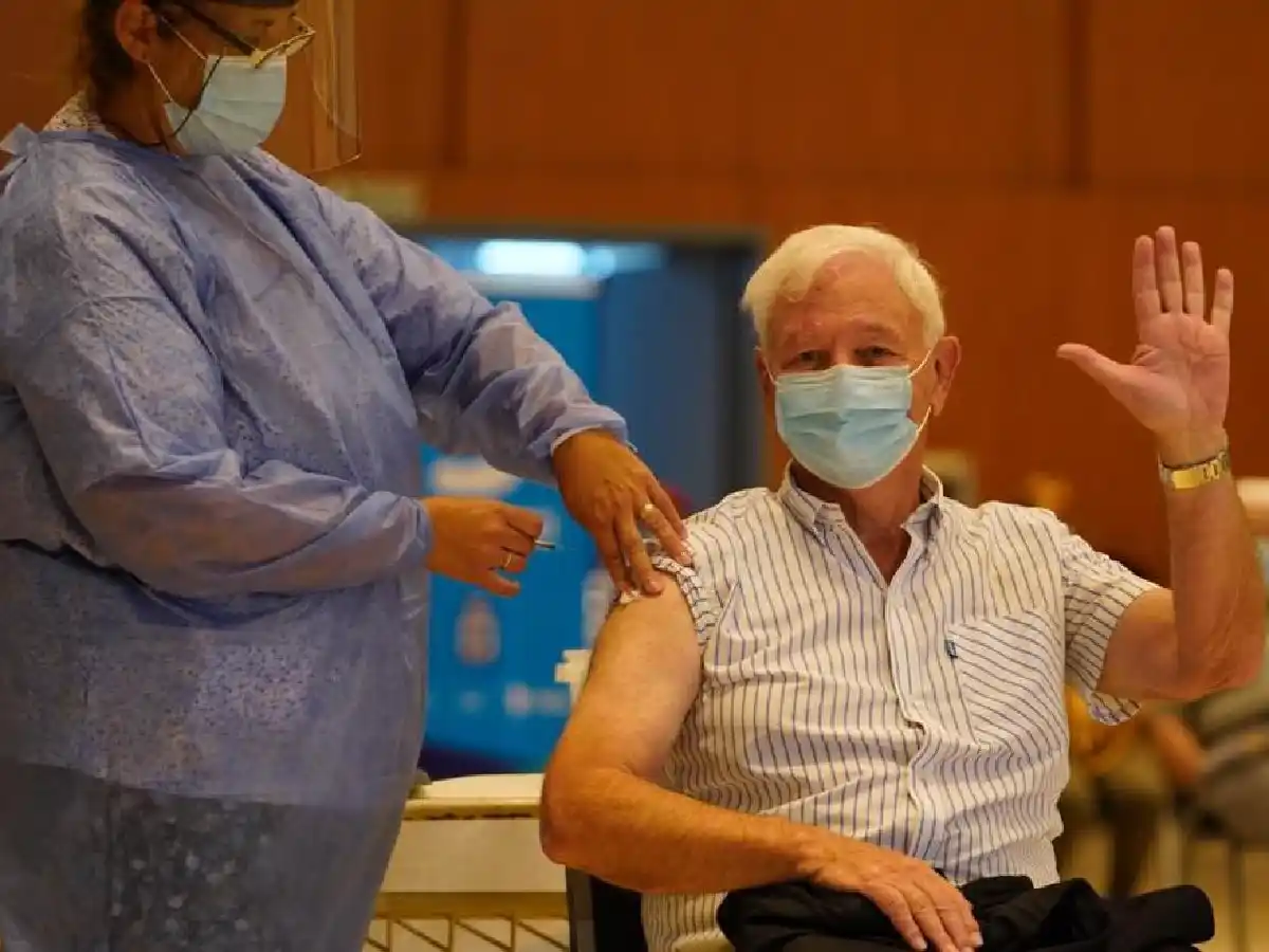 "La Universidad Nacional de Córdoba tiene que dar el ejemplo", dijo el rector tras vacunarse