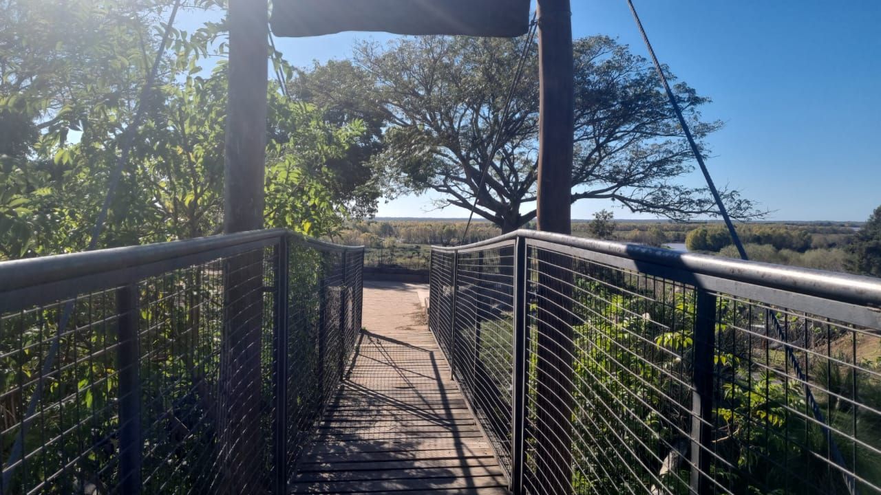El puente peatonal desemboca en uno de los miradores más imponentes de la costa sampedrina.