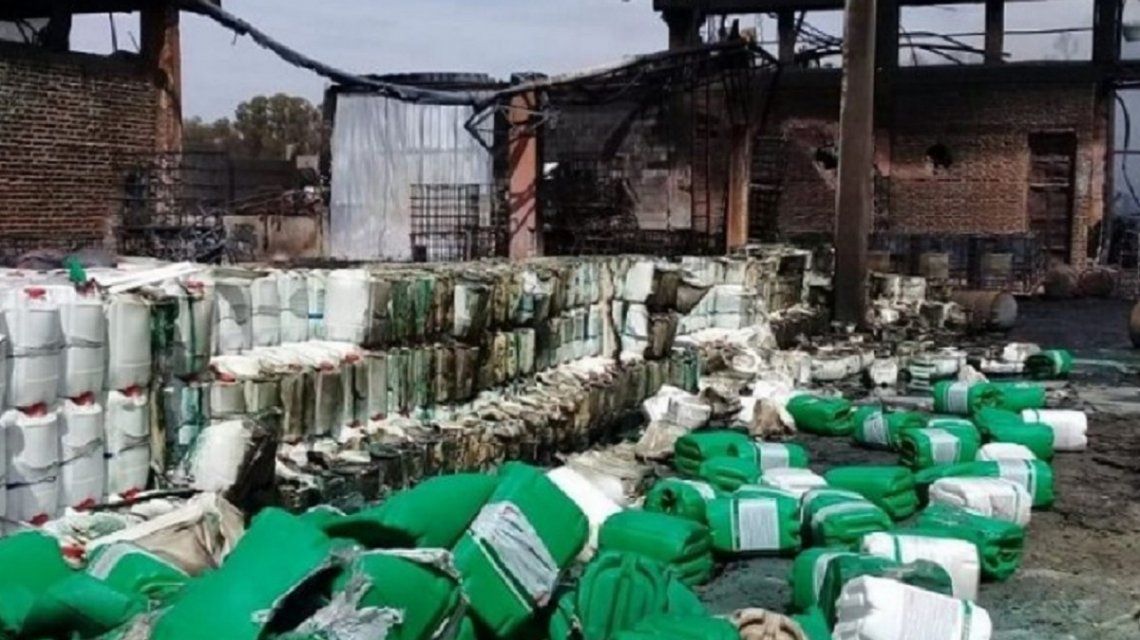 Incendio en planta de agroquímicos de Mercedes: Defensoría alerta por consecuencias ambientales