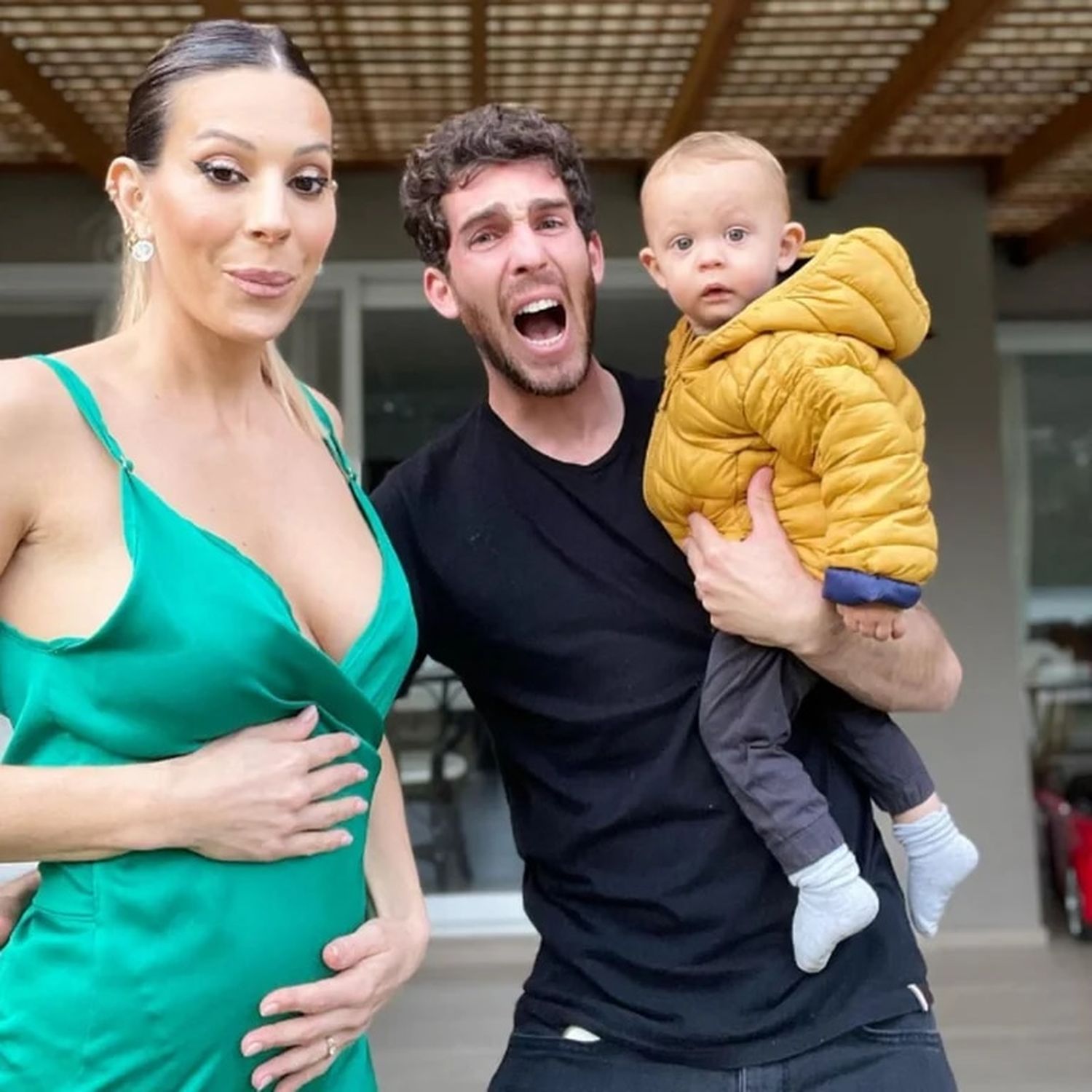 Noelia Marzol, Ramiro Arias y Donatello esperando a Alfonsina