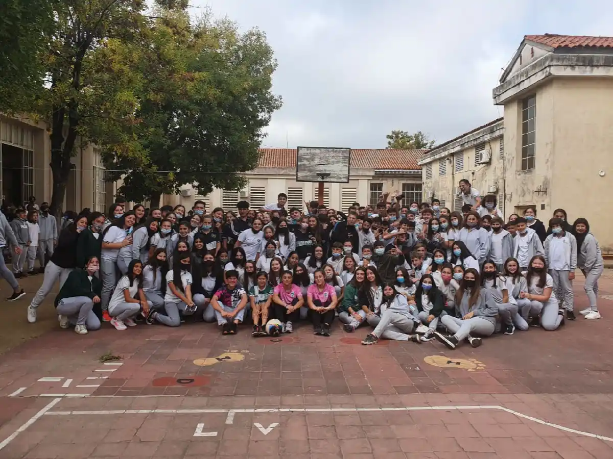 Las chicas de la Normal jugaron un “picadito” en el marco del Mes de la Mujer