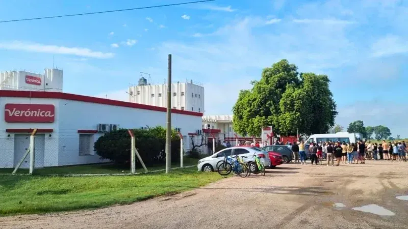 Manifestación pacífica en Lehmann: trabajadores de Lácteos Verónica exigen respuestas
