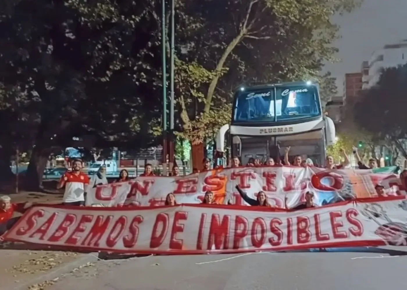 La alegría de los hinchas de Estudiantes en su regreso a La Plata.