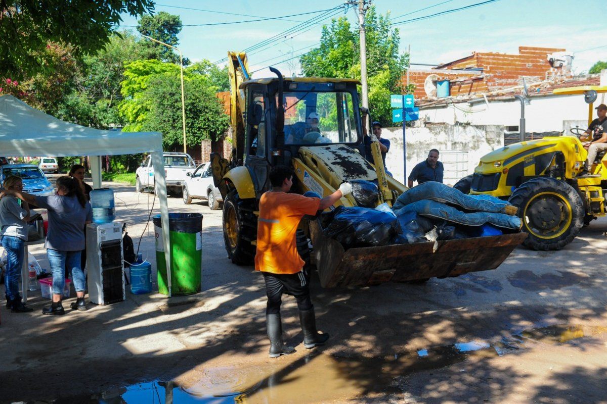 Cómo es la recolección de residuos en las zonas inundadas