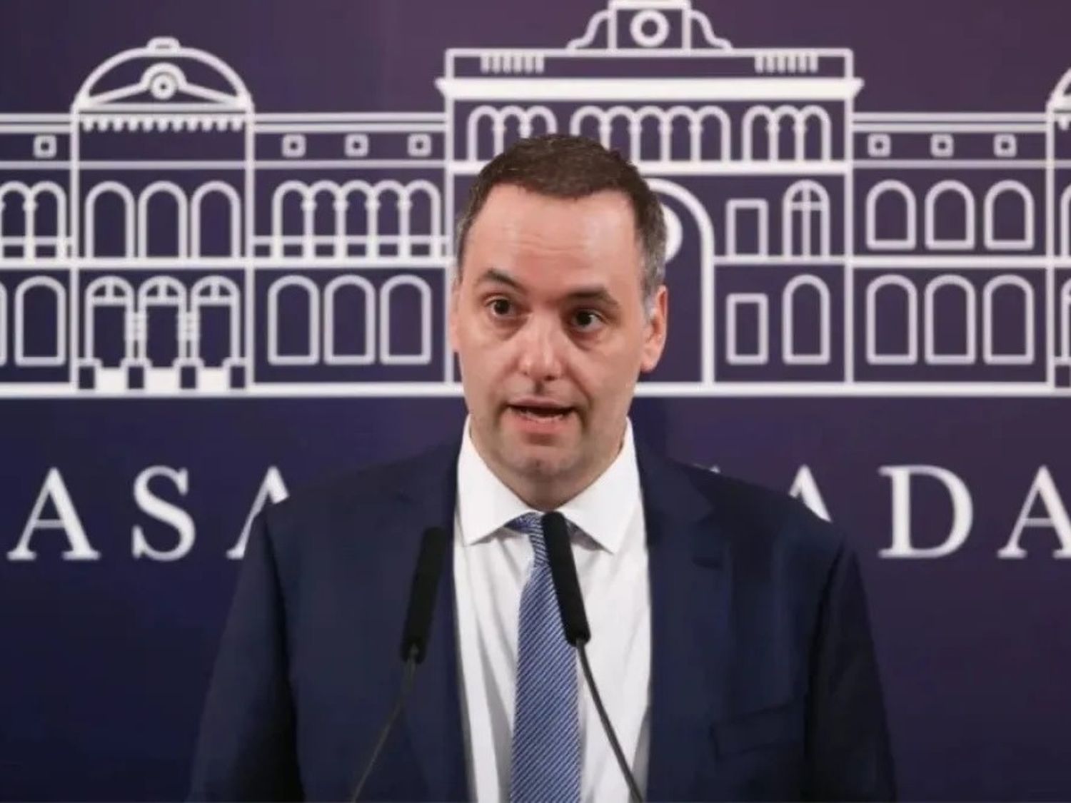 El gobierno llama a los estatales a negociar pero les advierte que descontará el paro